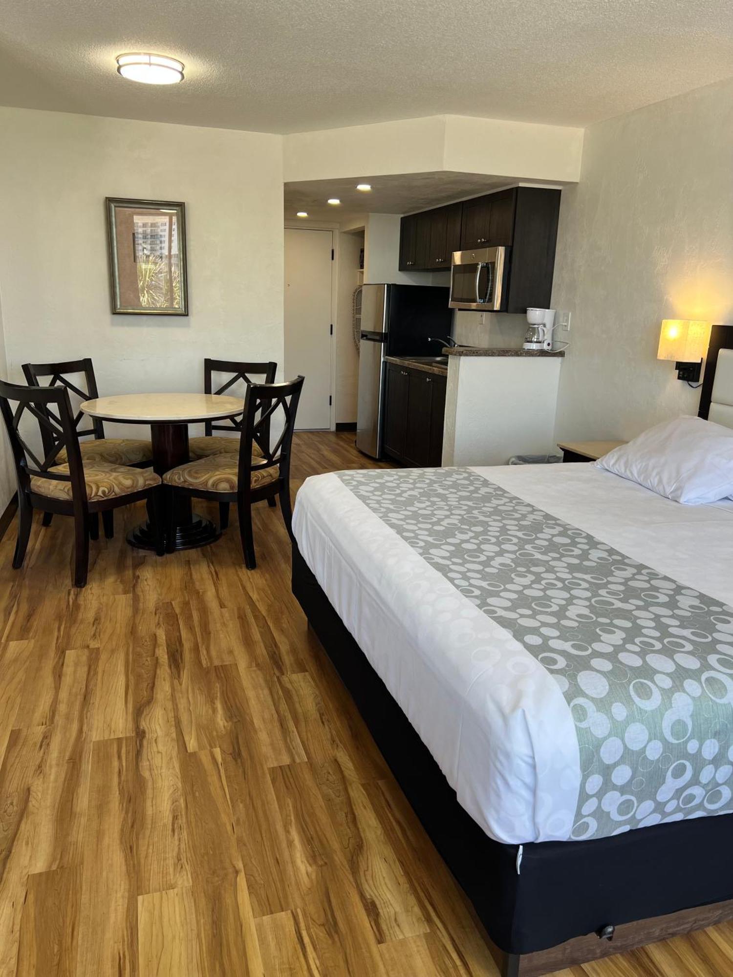 Flamingo Inn Beachfront - デイトナ・ビーチ エクステリア 写真